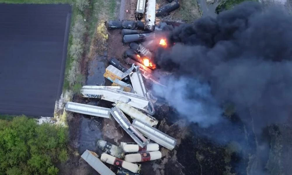 Αϊόβα: Τρένο που μετέφερε επικίνδυνα υλικά εκτροχιάστηκε και πήρε φωτιά